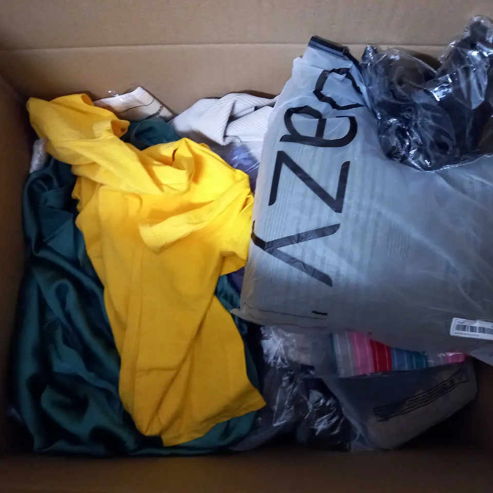 LARGE QUANTITY OF CLOTHING ITEMS TO INCLUDE DRESSES, SWEATERS, JEANS, T-SHIRTS, ETC