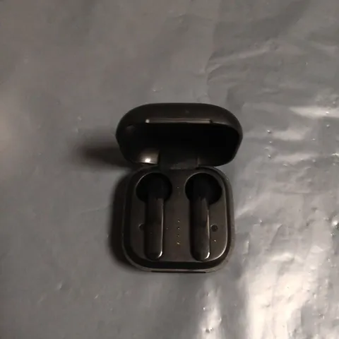 WIRELESS EARBUDS IN BLACK CHARGING CASE