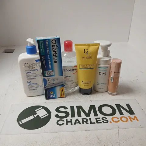 APPROXIMATELY 15 ASSORTED HEALTH & BEAUTY PRODUCTS TO INCLUDE CERAVE MOISTURISING LOTION, BIODERMA SENSIBIO H2O, ELF HALO GLOW LIQUID FILTER, ETC - COLLECTION ONLY