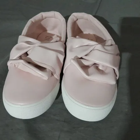 APPROXIMATELY 10 BAGGED PAIRS OF BOW SNEAKER BLUSH PINK SIZE 1