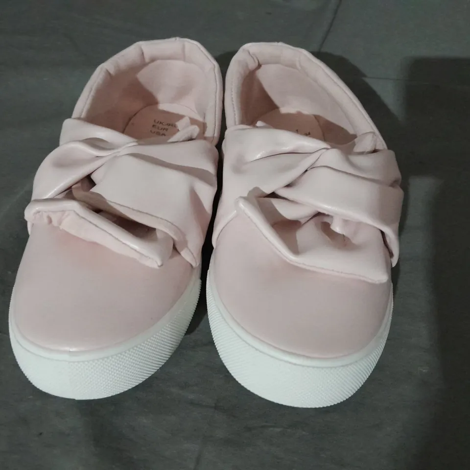 APPROXIMATELY 10 BAGGED PAIRS OF BOW SNEAKER BLUSH PINK SIZE 1