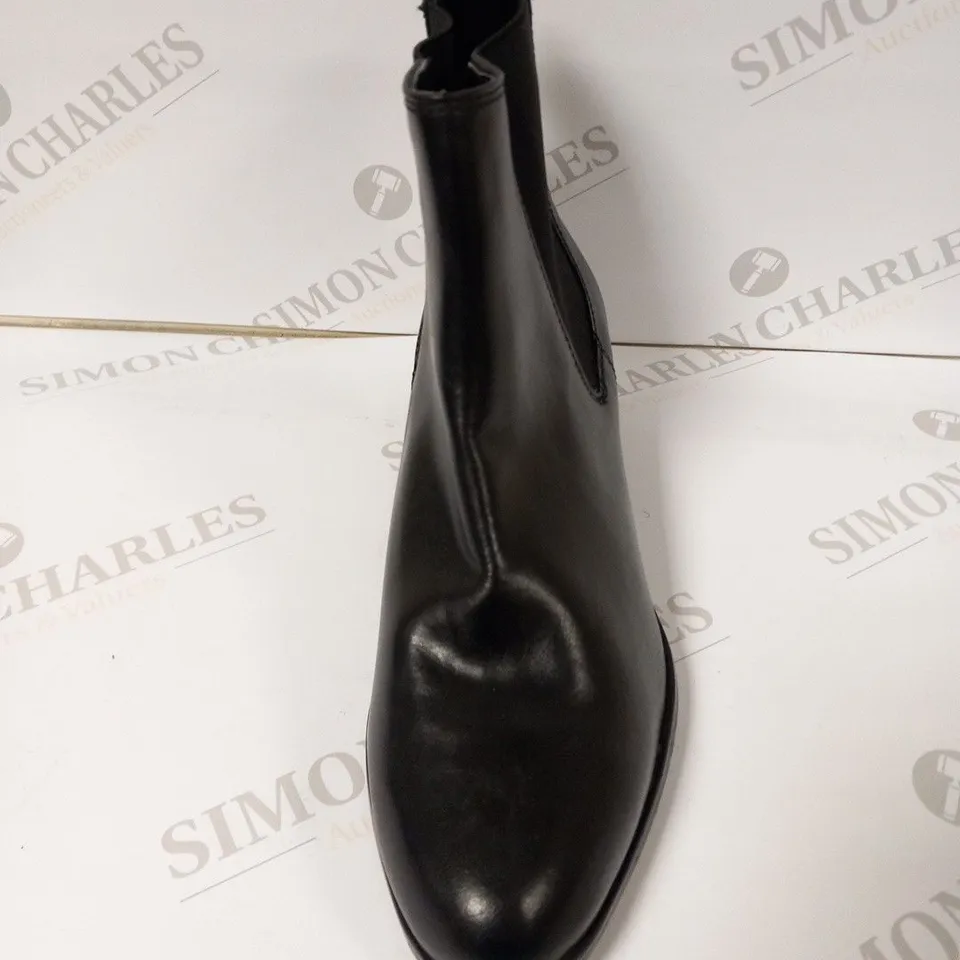 M AND S COLLECTION STANDARD FIT SIZE 6.5