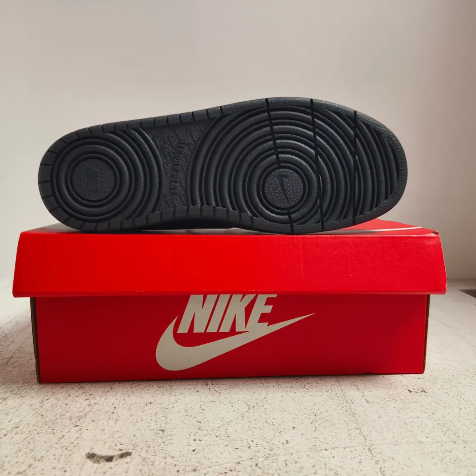 BOXED PAIR OF NIKE COURT BOROUGH LOW 2 TRAINERS IN BLACK SIZE UK 6
