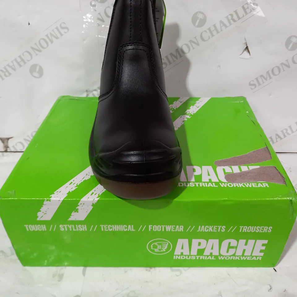 BOXED PAIR OF APACHE INDUSTRIAL WORKWEAR BOOTS IN BLACK UK SIZE 6