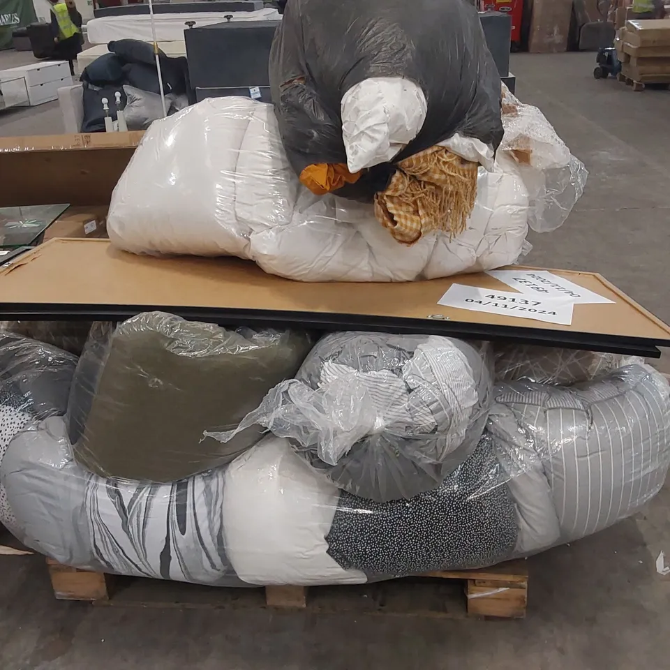 PALLET OF ASSORTED FURNITURE INCLUDING: WALL DECOR, PILLOWS, BEDDING, CUSHIONS ECT 