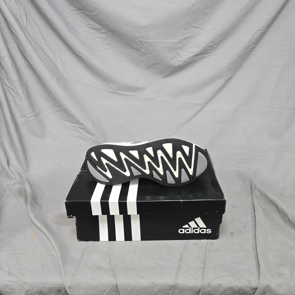 ADIDAS SNEAKERS – WHITE/SILVER WITH THREE STRIPES SIZE 6 