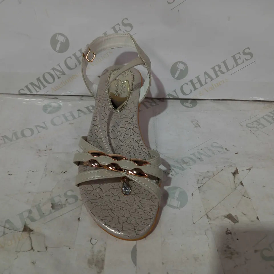 BOXED PAIR OF YANYUZU WEDGE SANDALS IN BEIGE EU SIZE 35