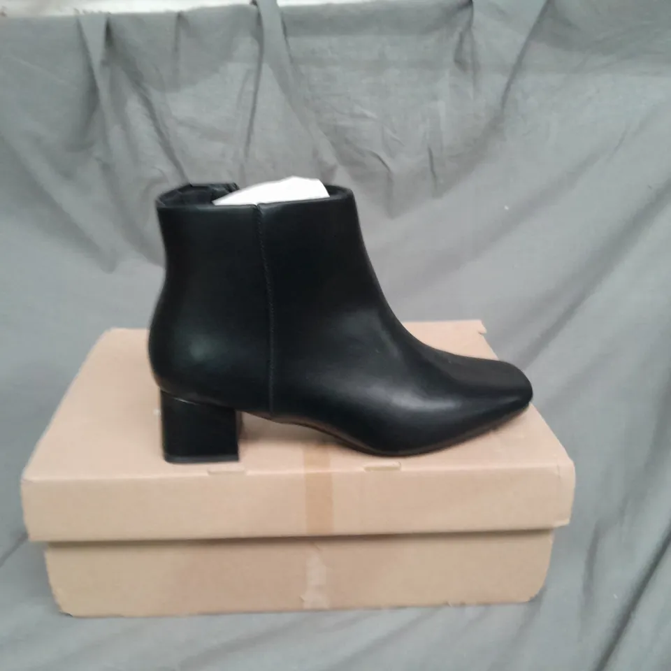 BOXED PAIR OF WOMENS SIDE ZIP SHOES SIZE 8