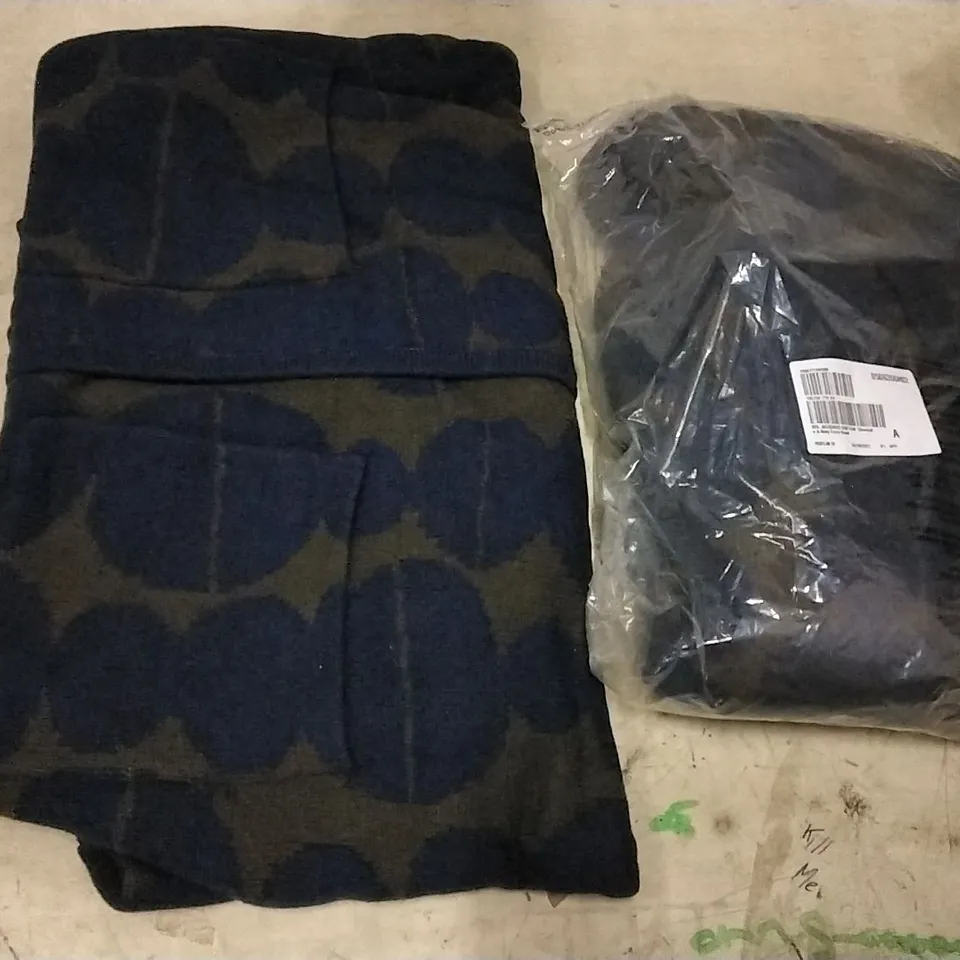 4 BOXES OF APPROXIMATELY 8 DESIGNER BEU DE LIRI CARDIGANS BLUE/BROWN - SIZE 3 × LARGE, 1 × XS
