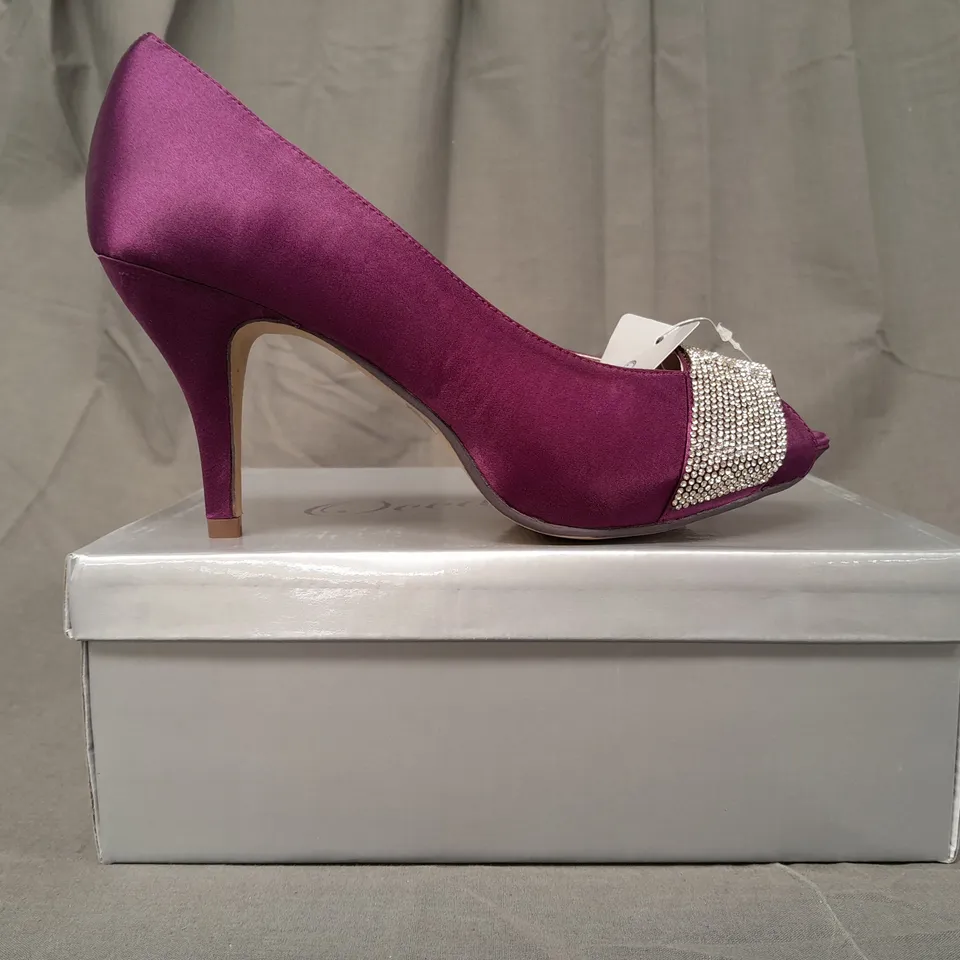 BOX OF APPROXIMATELY 10 PAIRS OF OCCASIONS BY CASANDRA PEEP TOE HIGH HEEL SHOES IN PURPLE W. JEWEL EFFECT - VARIOUS SIZES