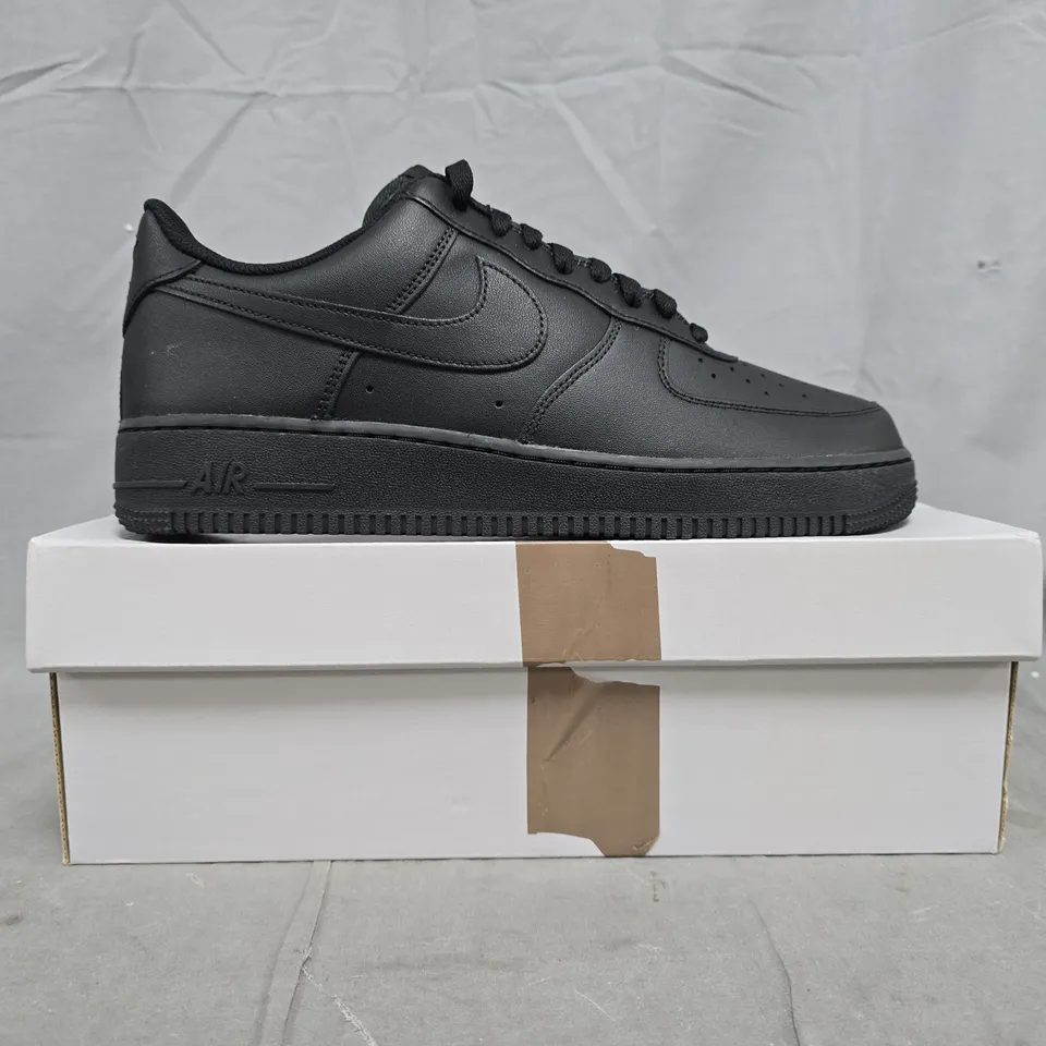 BOXED PAIR OF NIKE AIR FORCE 1 '07 SHOES IN BLACK SIZE UK 10.5