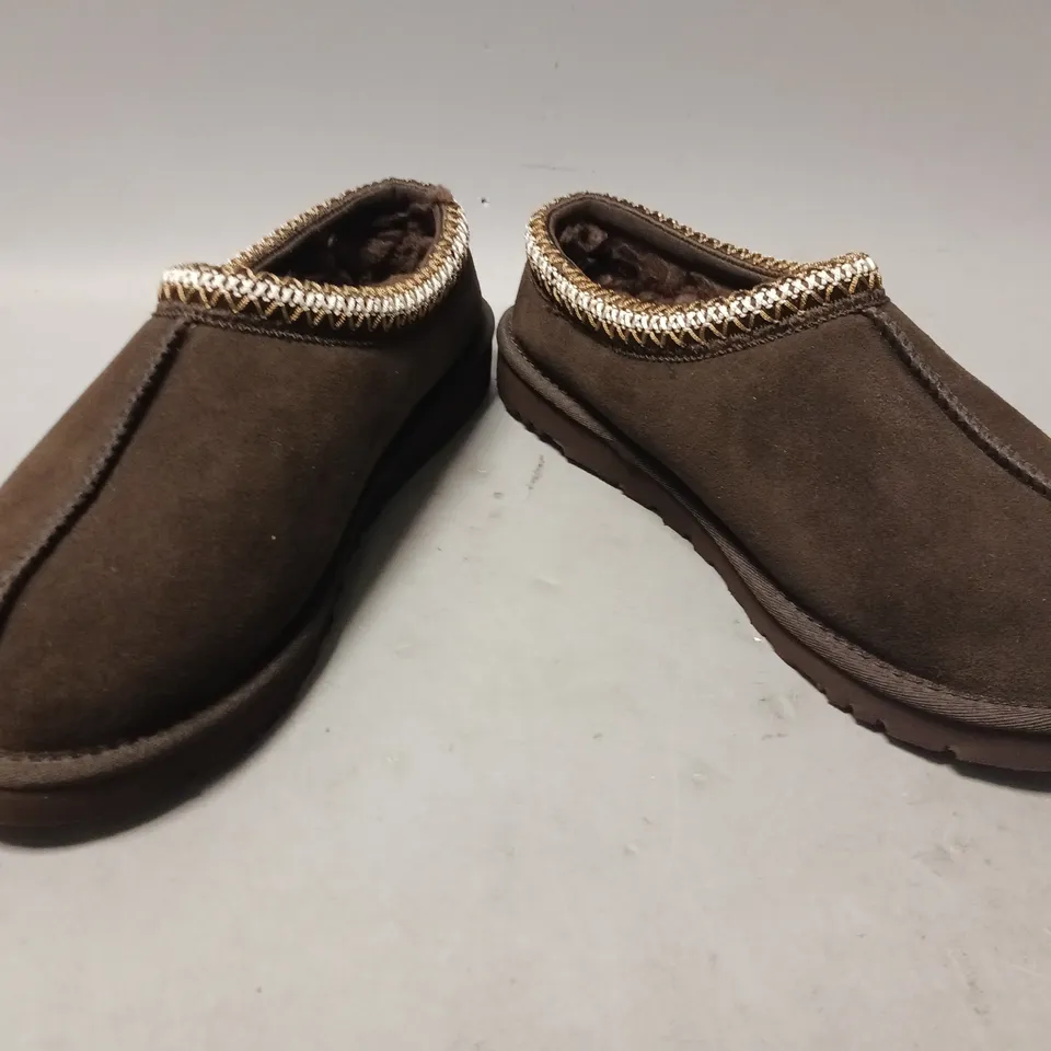 BOXED PAIR OF UGG TASMAN SHOES IN DARK CHOCOLATE UK SIZE 7