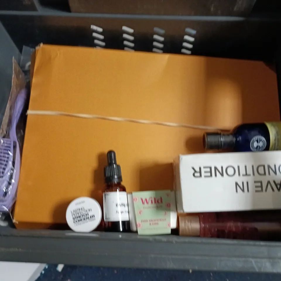 LOT OF APPROXIMATELY 23 ASSORTED HEALTH AND BEAUTY ITEMS TO INCLUDE DR SQUATCH, NEALS YARD AND MEDIK8