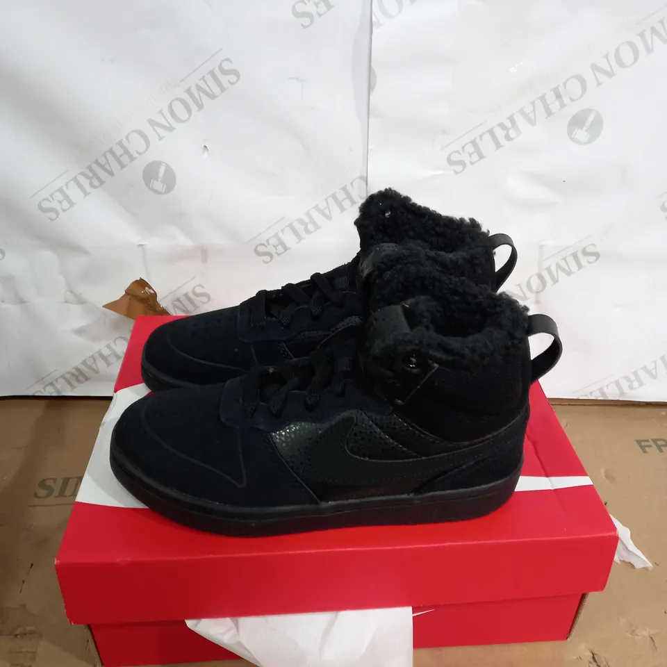 BOXED PAIR OF NIKE COURT BOROUGH MID 2 BOOT SIZE 13