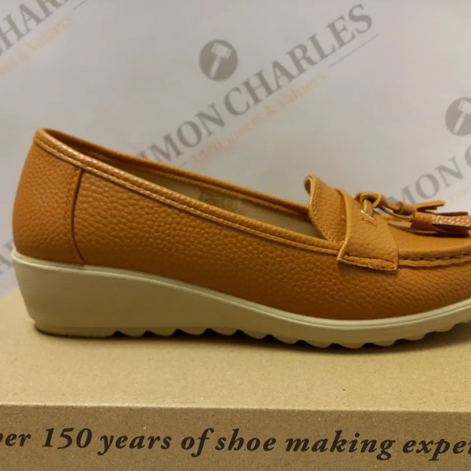 BOXED CUSHION WALK TASSLE LOAFERS, TAN - SIZE 5