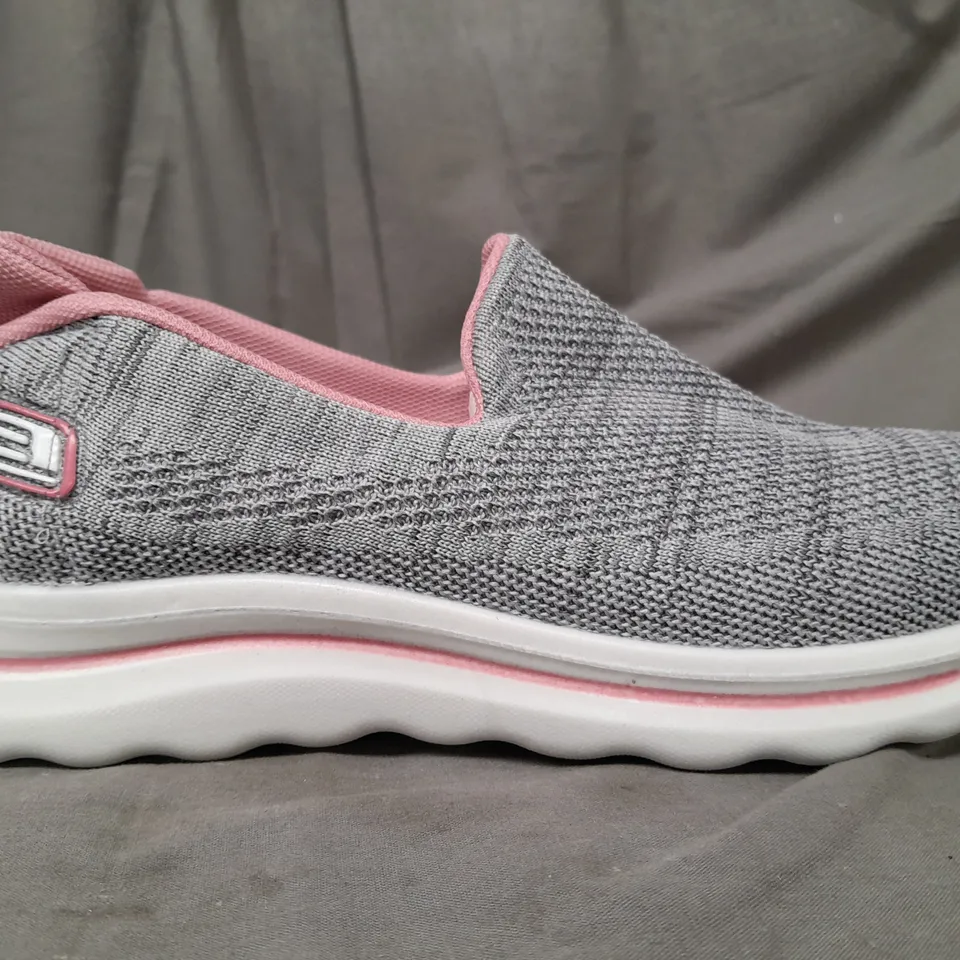 BOXED PAIR OF DESIGNER SLIP-ON SHOE SIN GREY/PINK EU SIZE 41