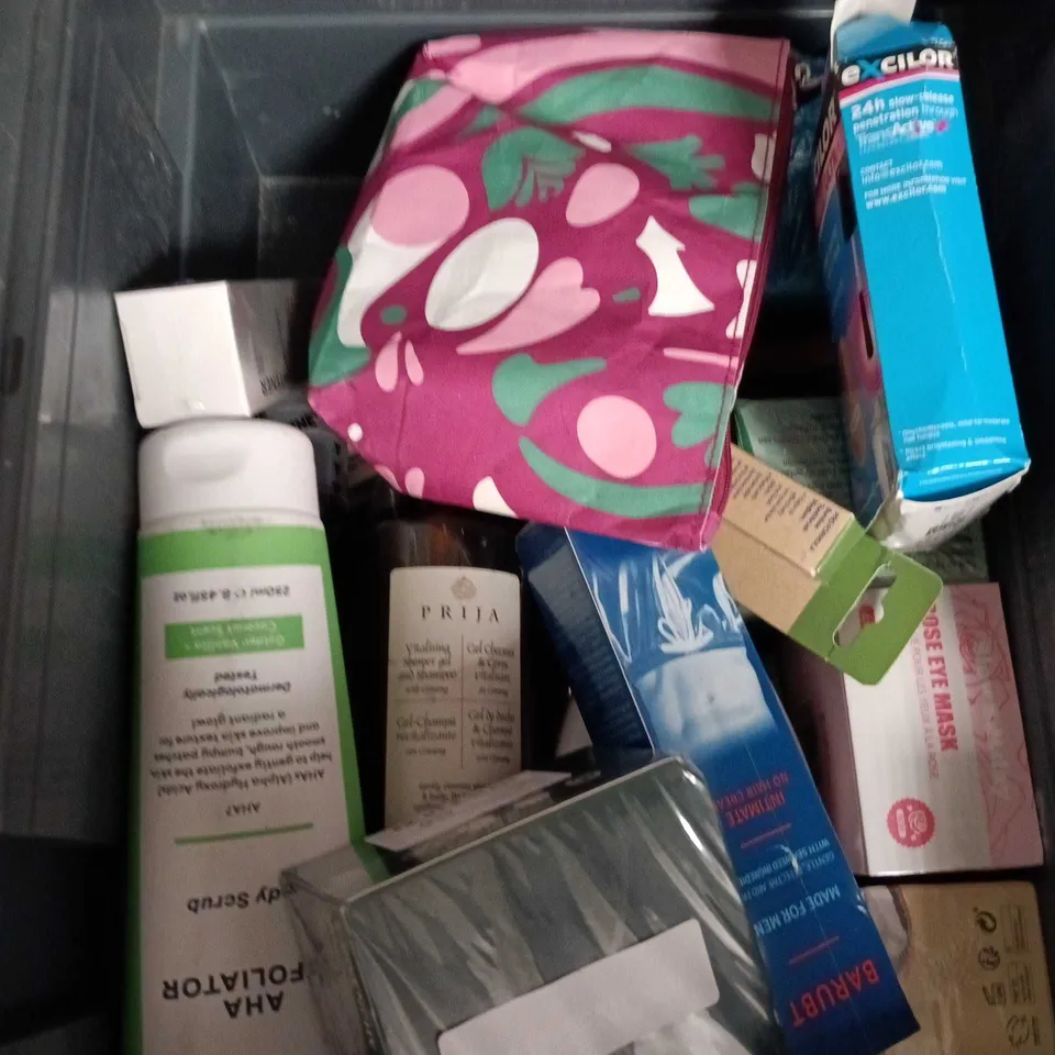 APPROXIMATEY 20 ASSORTED HEALTH AND BEAUTY PRODUCTS TO INCLUDE - ST TROPEZ SELF TAN MOUSSE - BOOTS BABY SOAP AND MOLTON BROWN HAND WASH