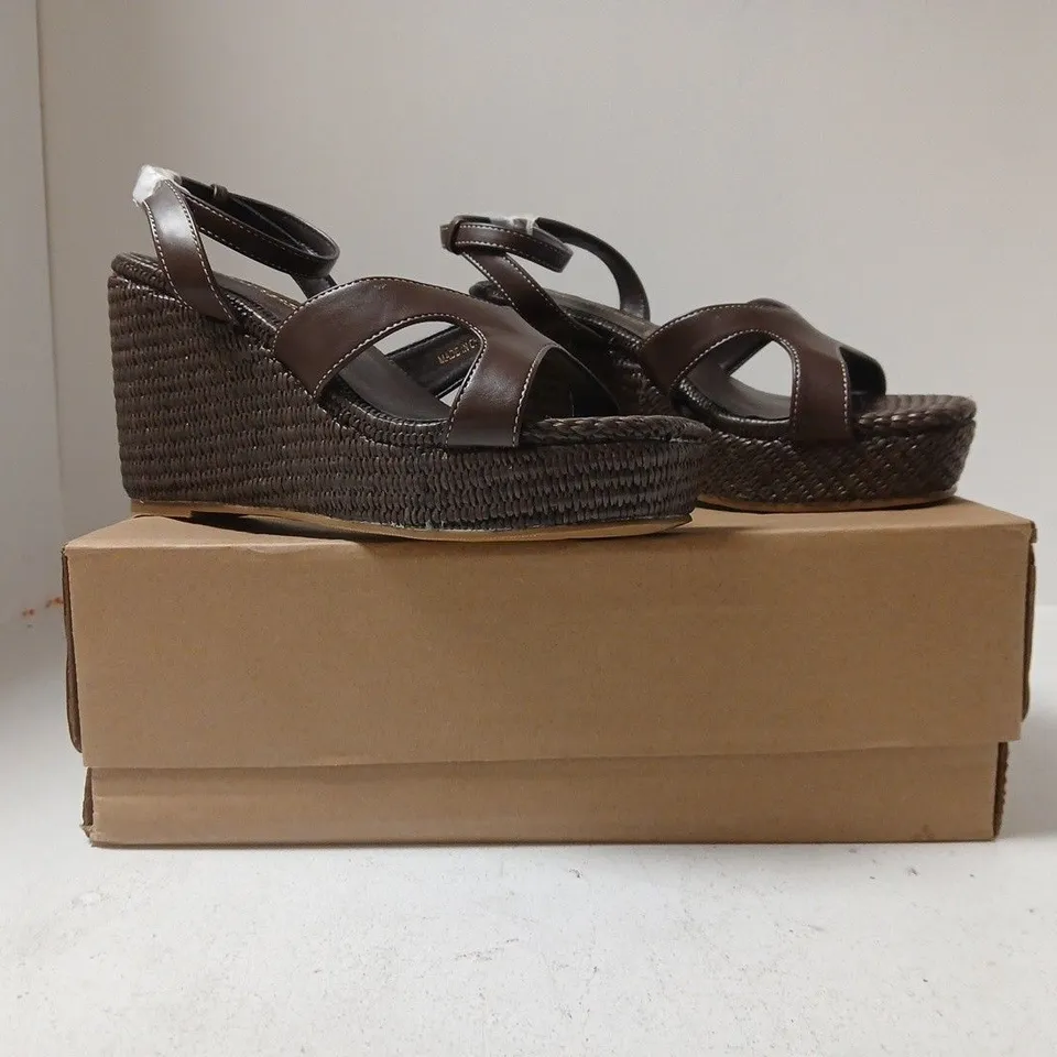 BOXED PAIR OF LONDON REBEL OPEN TOE HIGH WEDGE SANDALS IN BROWN SIZE 5
