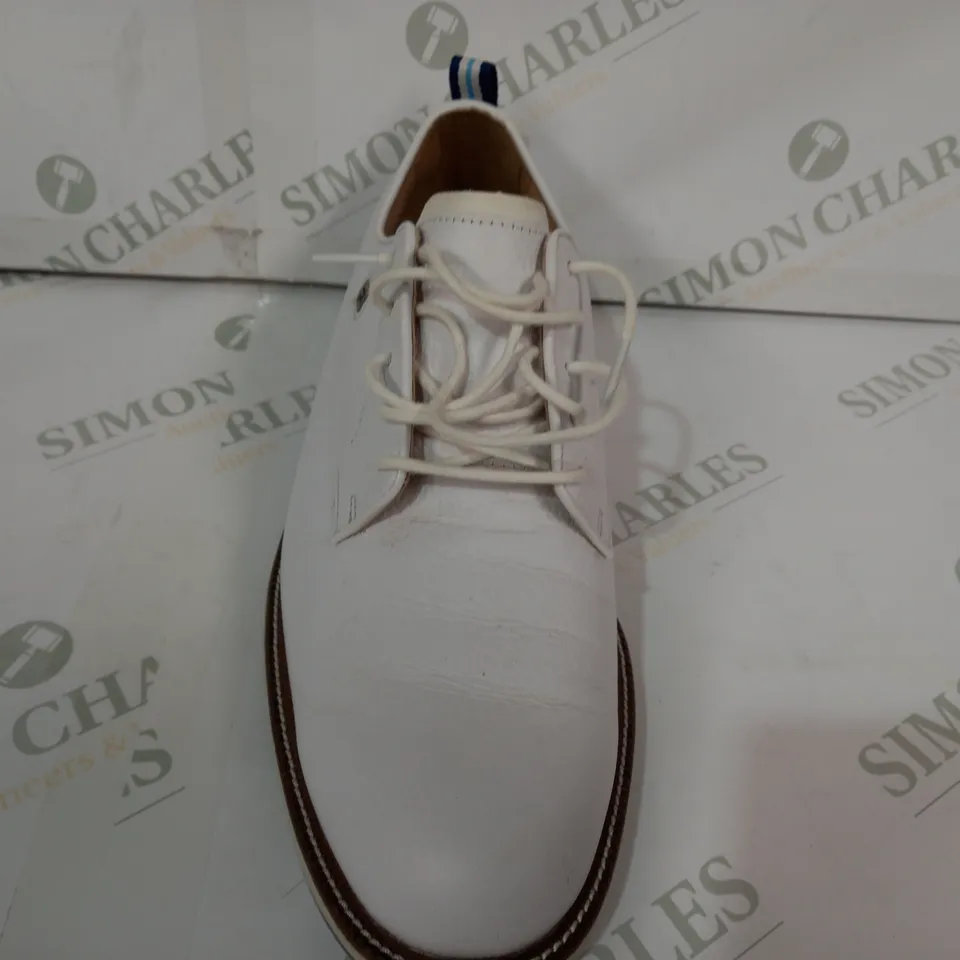 PAIR OF DRYJOYS PREMIERE SERIES SHOES IN WHITE UK SIZE 8