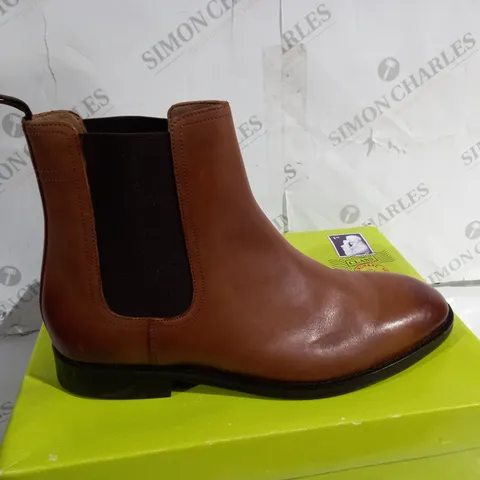 BOXED PAIR OF TED BAKER SIZE 9 SHOES