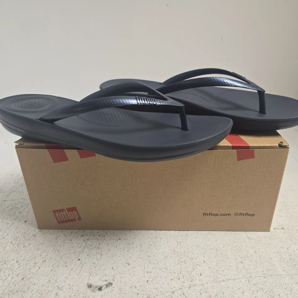 BOXED PAIR OF FITFLOP IQUSHION ERGONOMIC FLIP-FLOPS IN MIDNIGHT NAVY SIZE UK 6