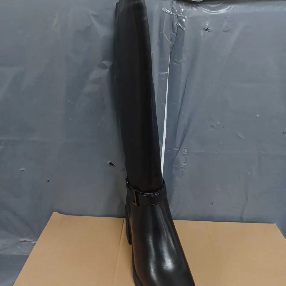 BOXED PAIR OF V BY VERY EXTRA WIDE FIT BUCKLE KNEE BLOCK HEEL BOOTS IN BLACK SIZE 6