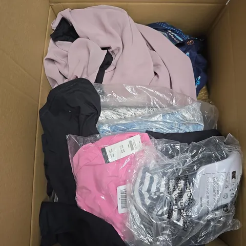 APPROX 20 ASSORTED CLOTHING ITEMS TO INCLUDE T-SHIRTS, DRESSES, SHORTS ETC
