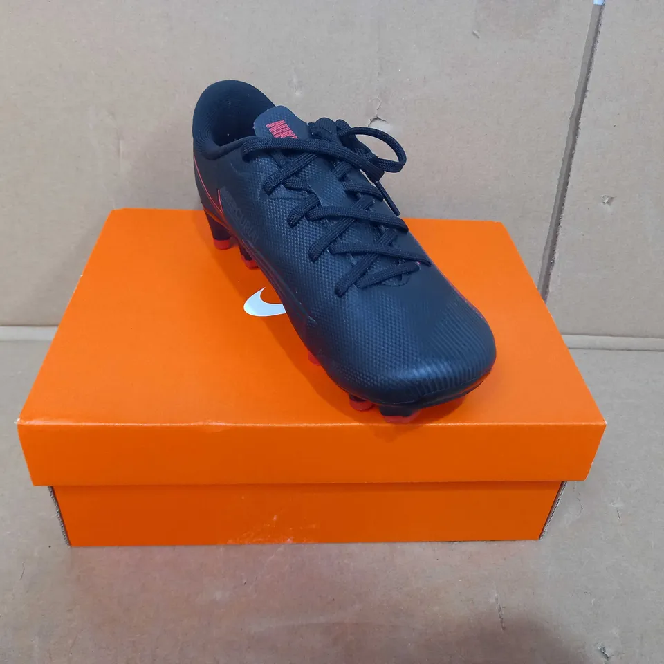 BOXED PAIR OF DESIGNER FOOTBALL SHOES IN THE STYLE OF NIKE IN BLACK/RED UK SIZE 12