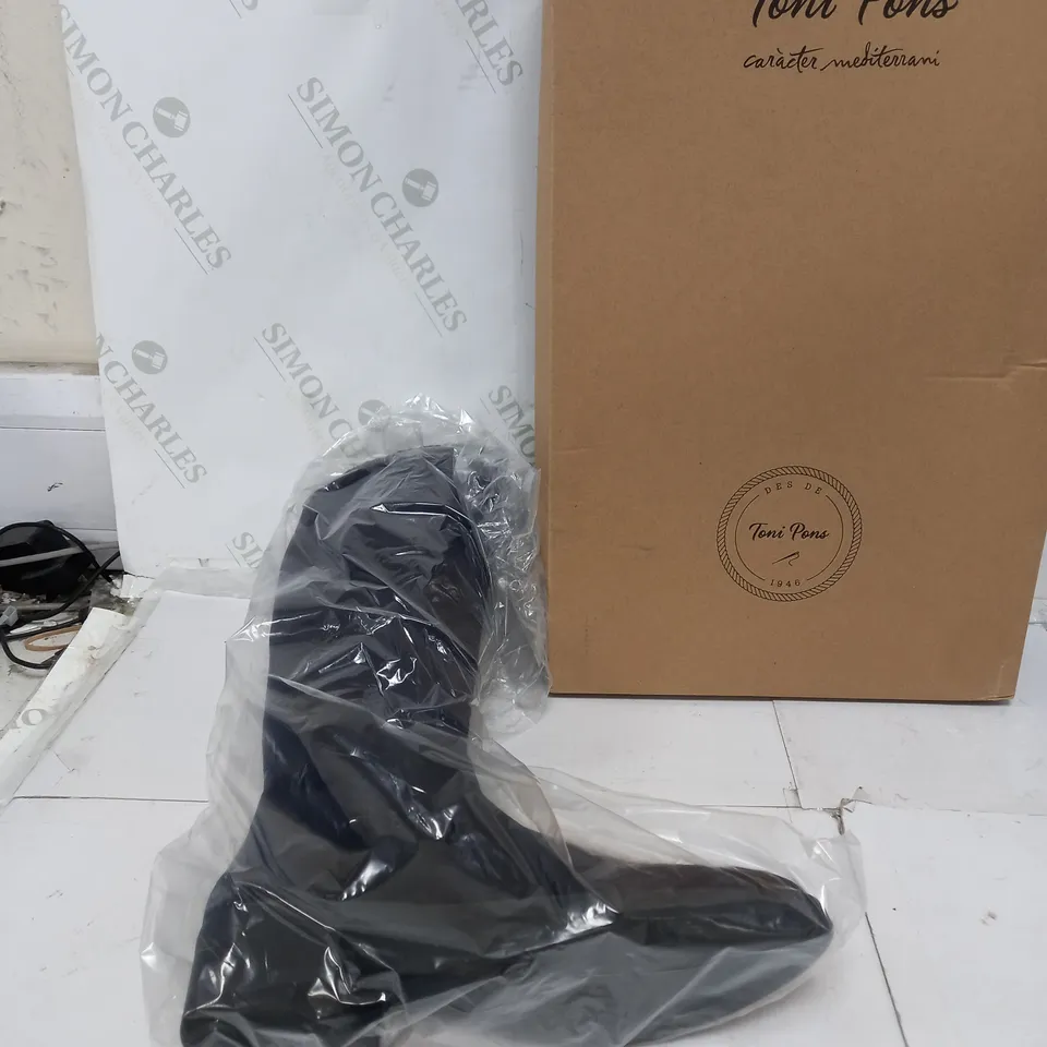 BOXED PAIR OF TONY PONS TIROL-SY HIGH BOOTS IN NAVY SIZE 39