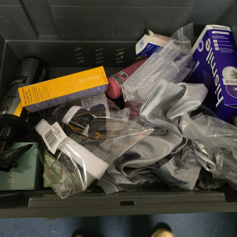 APPROXIMATEY 20 ASSORTED HEALTH AND BEAUTY PRODUCTS TO INCLUDE - ROBITUSSIN DRY COUGH MEDICINE - TAMPAX PEARL AND LEVEL 3 PASTE