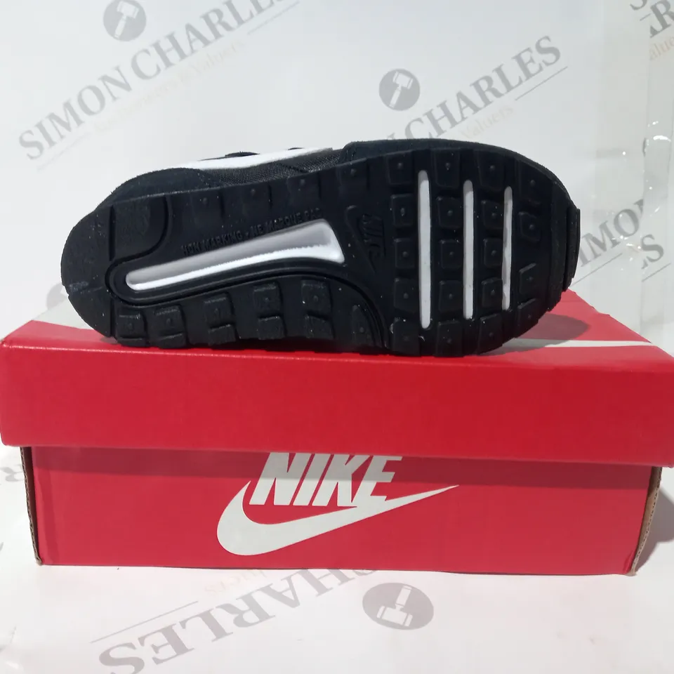 BOXED PAIR OF NIKE MD VALIANT KIDS SHOES IN BLACK/WHITE UK SIZE 8.5