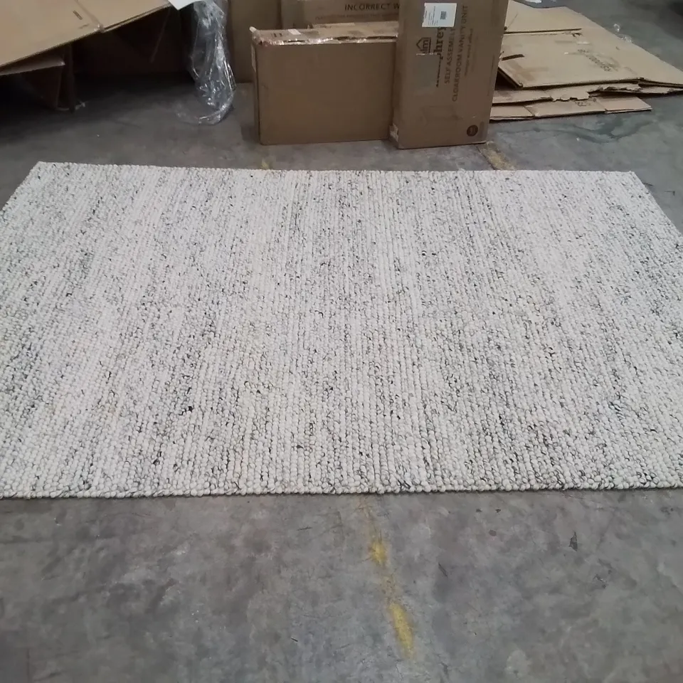 QUALITY DESIGNER AREA RUG // APPROX SIZE: 195 X 280 cm