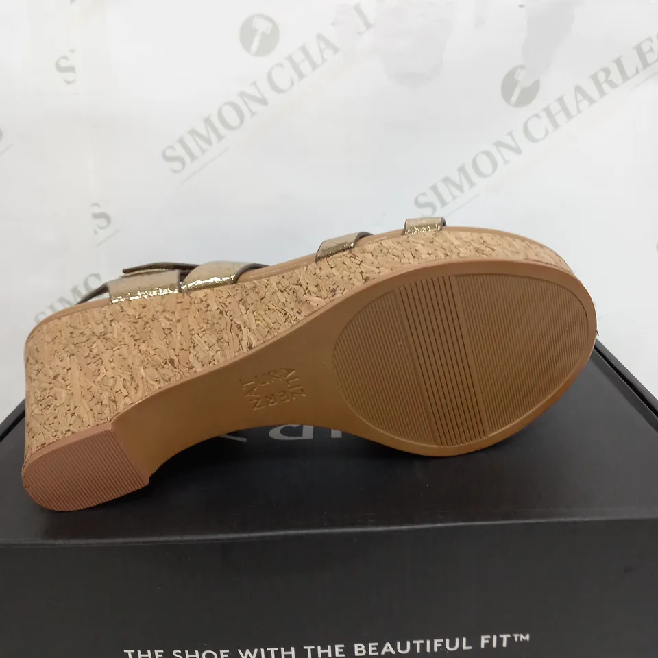 BOXED PAIR OF NATURALIZER OPEN TOE STRAPPY WEDGE SANDALS IN BEIGE & GOLD SIZE 6