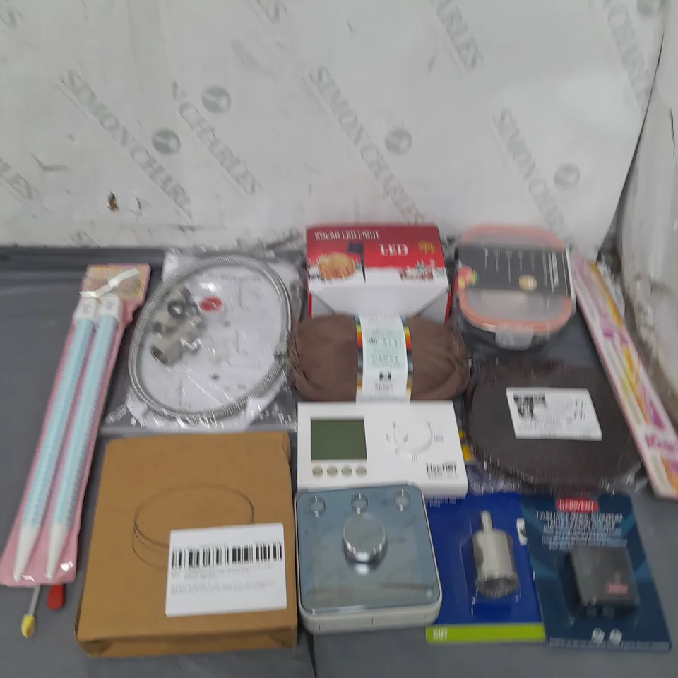 LOT OF ASSORTED HOUSEHOLD ITEMS TO INCLUDE YARNS OF WOOL, KNITTING NEEDLES AND LED LIGHTS