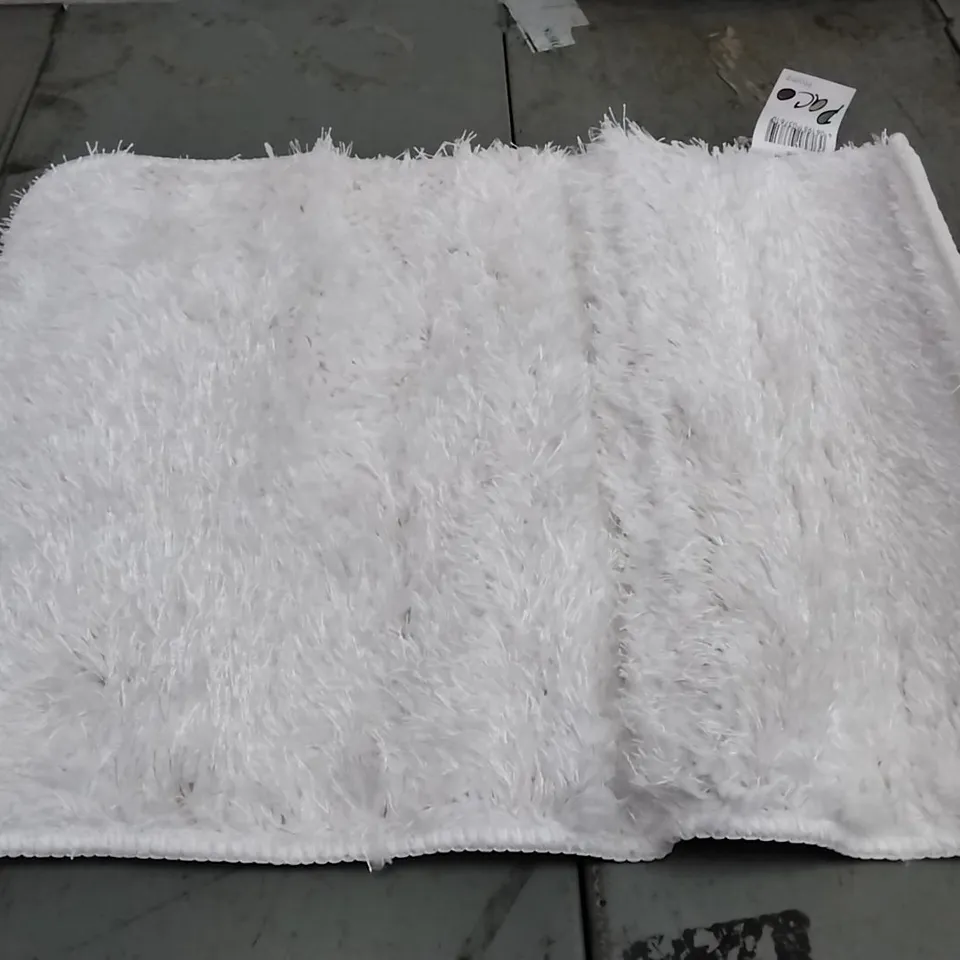 BRAND NEW JANAE BATH MAT IN WHITE - SIZE 40CM X 55CM