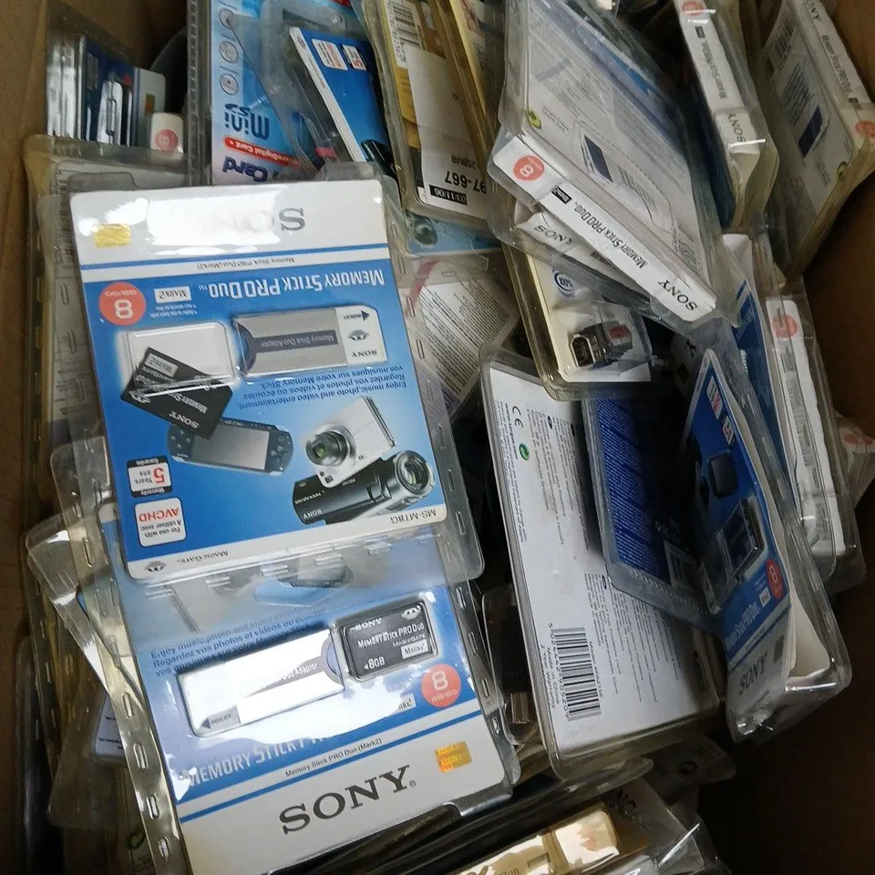 APPROXIMATELY 50 PACKAGED ELECTRICAL GOODS TO INCLUDE PEAK FLASH CARDS, MEMORY STICKS, AND SIM CARD BACK UPS ETC. 