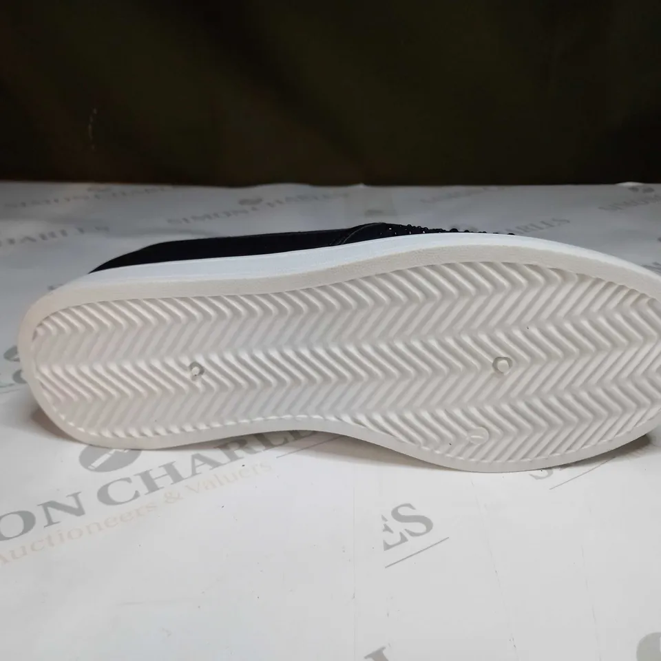 BOXED CUSHION WALK DIAMONATE TRAINERS SIZE 7