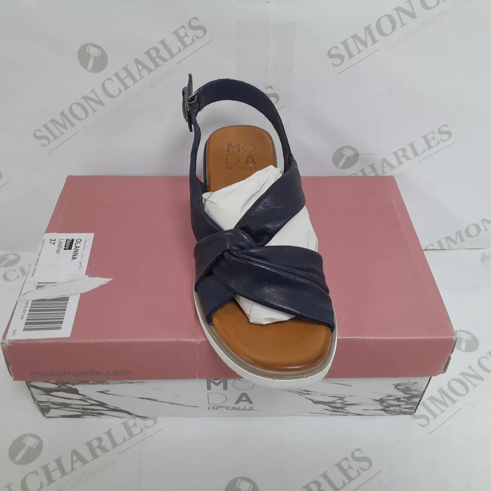 BOXED PAIR OF MODA IN PELLE OLANNA SANDALS IN NAVY SIZE 4