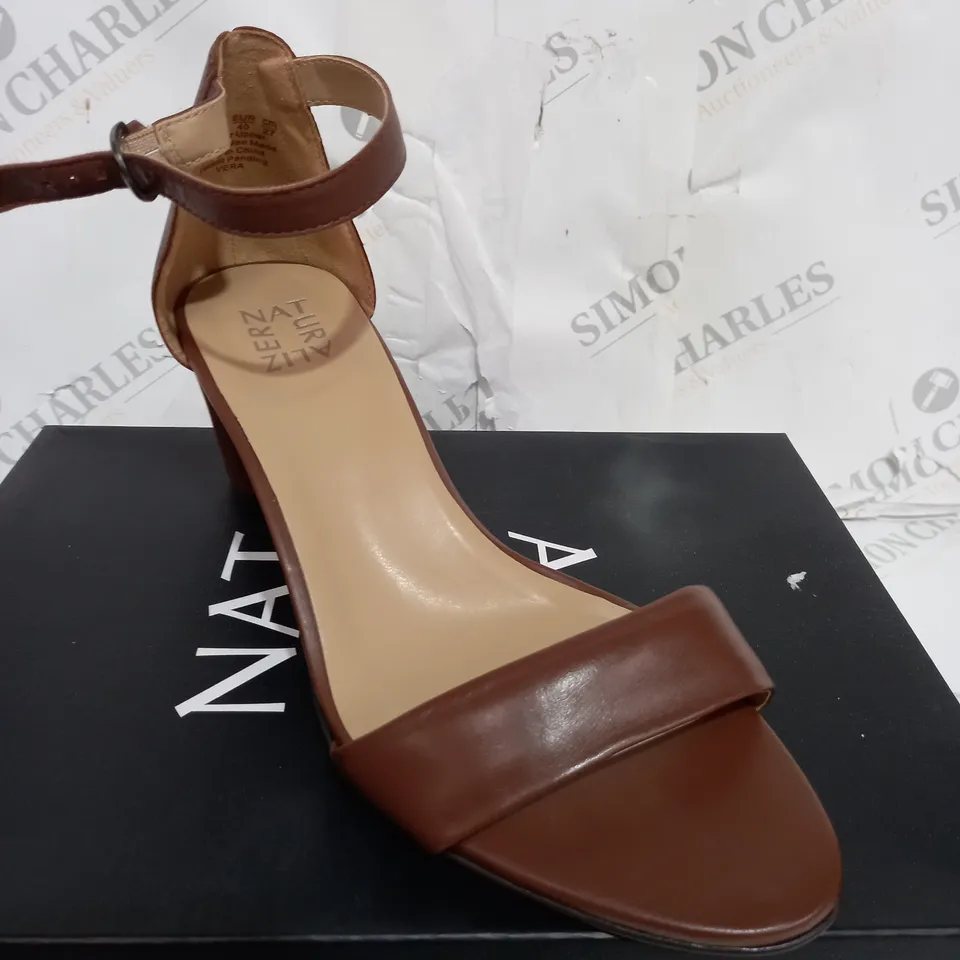 BOXED PAIR OF SIZE 7 VERA HEEL SANDAL BROWN