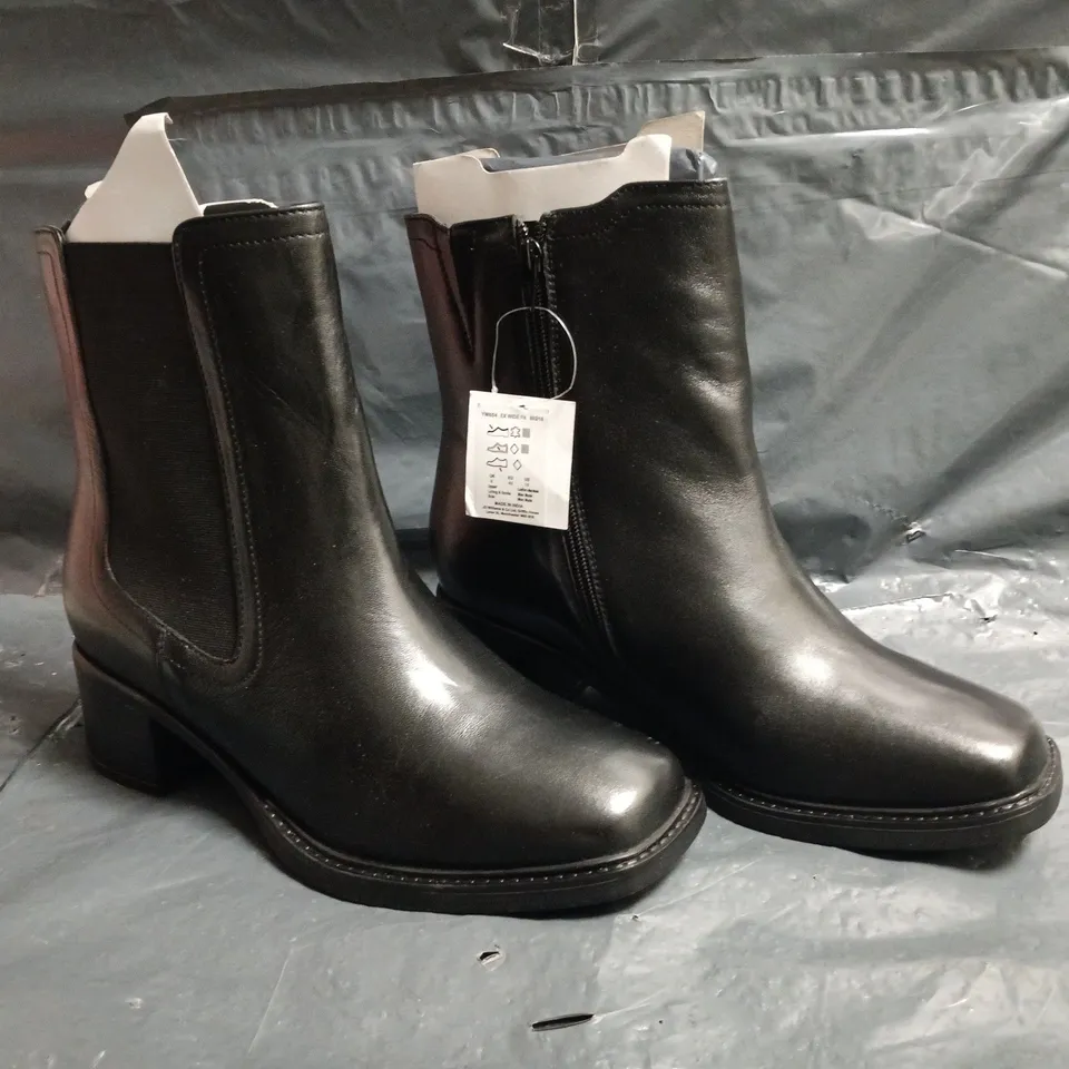 BOXED PAIR OF SIMPLY BE LOW BLOCK HEEL ANKLE BOOTS IN BLACK SIZE UK 8