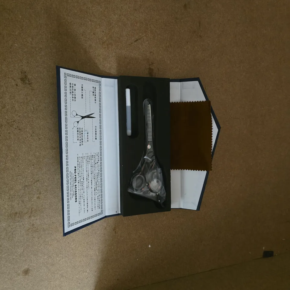 MANICURE SET IN NAVY PRESENTATION BOX