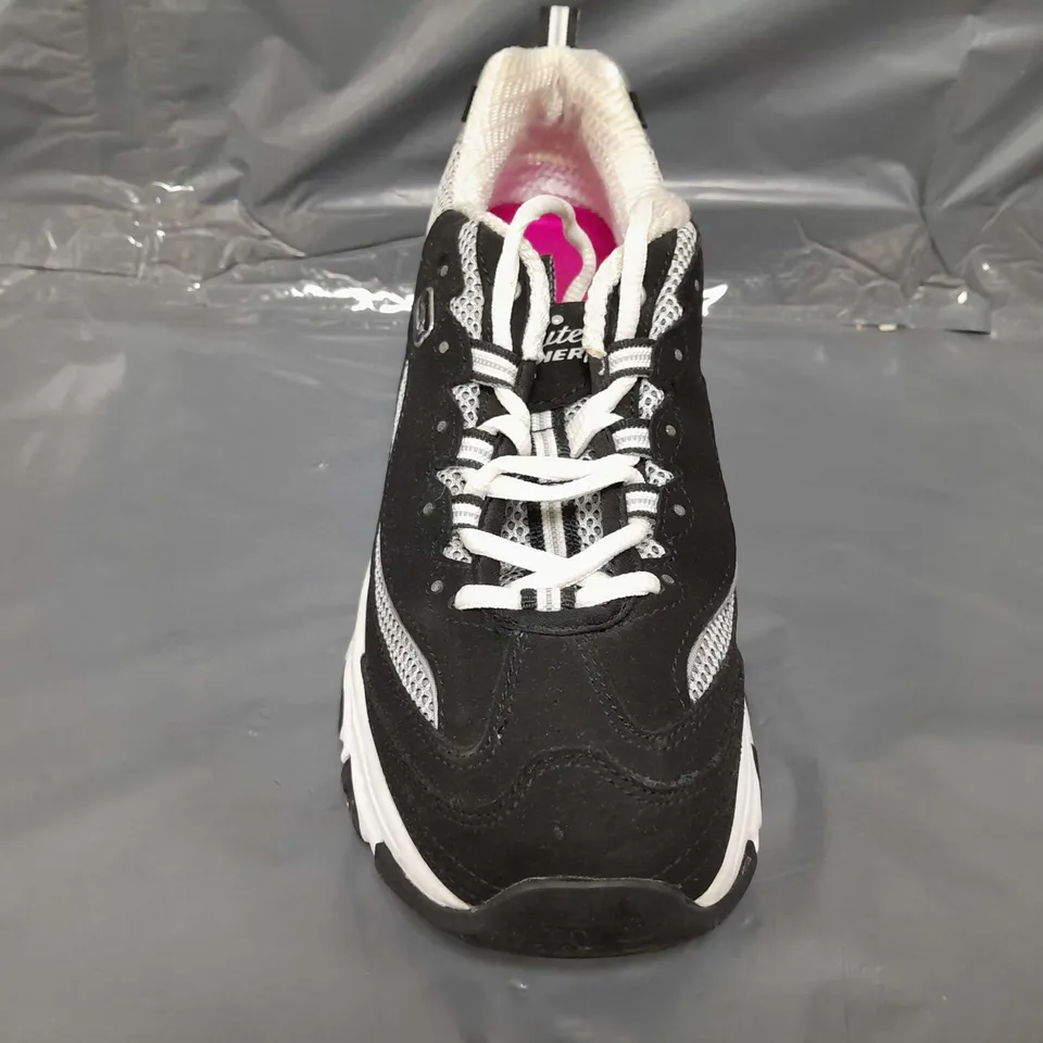 BOXED PAIR OF SKECHERS D'LITES SHOES IN BLACK/WHITE UK SIZE 6