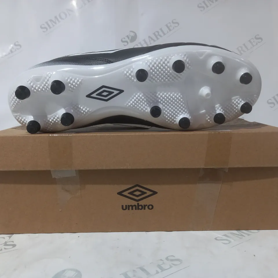 BOXED PAIR OF UMBRO CALCIO FOOTBALL BOOT SIN BLACK/WHITE UK SIZE 7