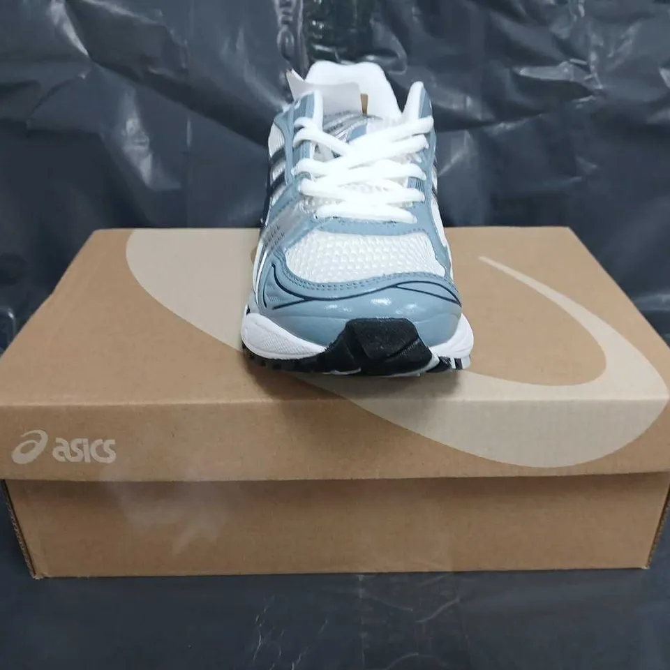 BOXED PAIR OF ASICS GEL-KAYANO 14 TRAINERS IN WHITE/GREY SIZE UK 4.5