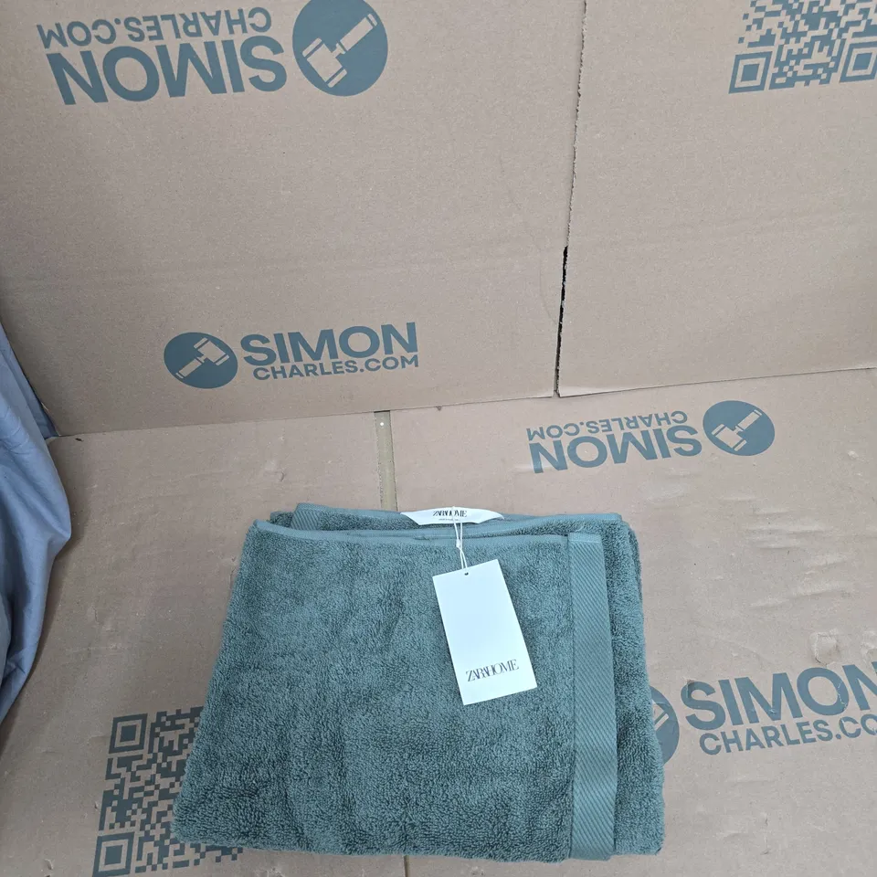 BOX OF APPROXIMATELY 6 ZARA HOME TOWELS