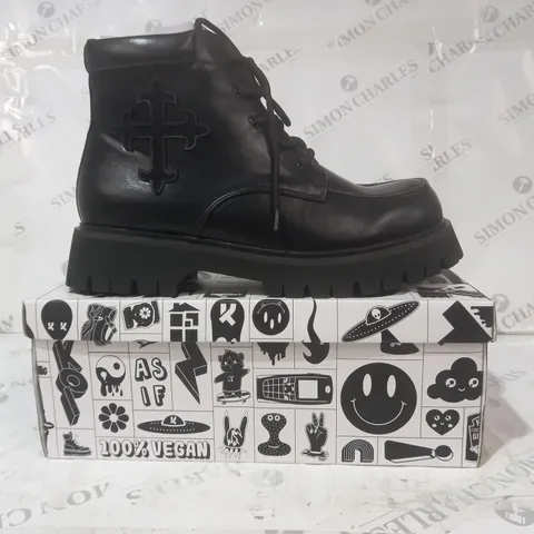 BRAND NEW BOXED PAIR OF KOI VEGAN LEATHER MORAL ALLIANCES MEN'S CROSS BOOTS IN BLACK UK SIZE 11