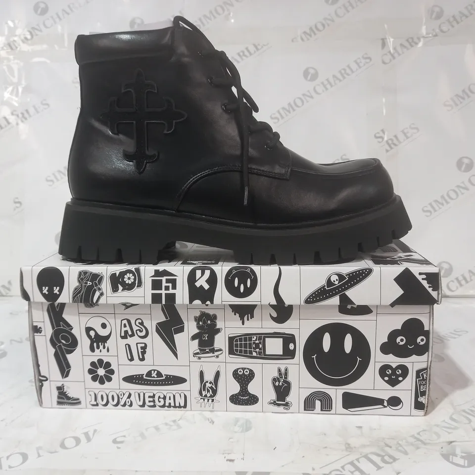 BRAND NEW BOXED PAIR OF KOI VEGAN LEATHER MORAL ALLIANCES MEN'S CROSS BOOTS IN BLACK UK SIZE 11