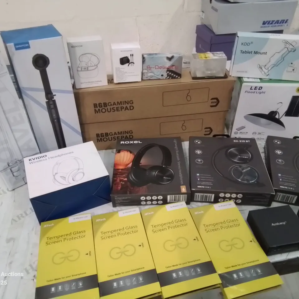 BOX CONTAINING LARGE AMOUNT OF BOXED ELECTRICAL ITEMS TO INCLUDE: SELFIE TRIPOD STAND, SCREEN PROTECTORS, MOUSE PADS, LED FLOOD LIGHT, TABLET MOUNT ETC.