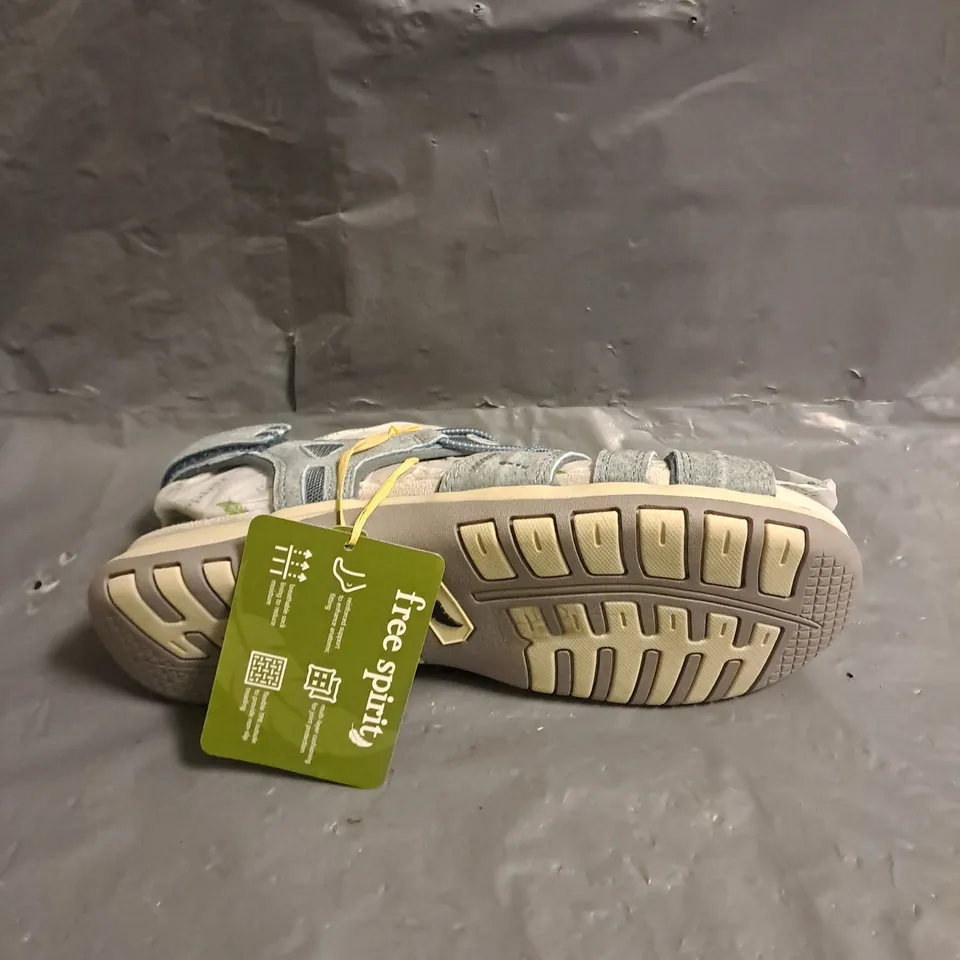 PAIR OF FREE SPIRIT SANDALS IN BLUE SIZE UK 8
