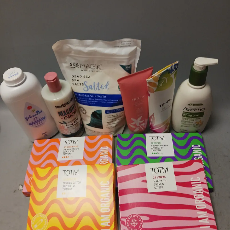 BOX OF APPROXIMATELY 12 COSMETIC ITEMS TO INCLUDE - TOTM ORGANIC TAMPONS - TROPIC FIRMING BODY BUTTERCREAM - AVEENO DAILY MOISTURISING BODY LOTION - ETC